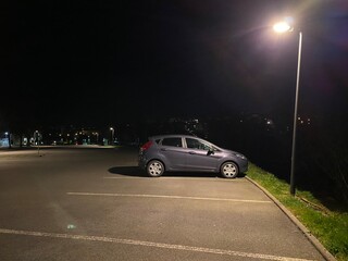 Sur un parking , de nuit
