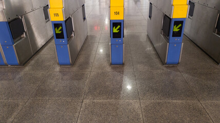문이 열려 있는 지하철 출입구 (Subway entrance with an open door)