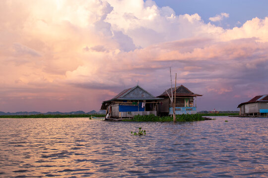 Indonesien_Sulawesi_schwimmendes Haus am Tempeh See