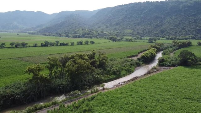 Paisaje rural con rio y monta&ntilde;as en Jalisco Mexico