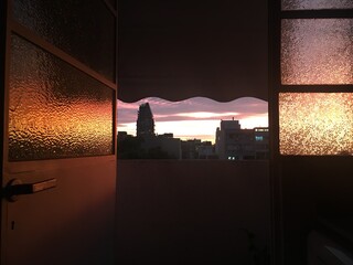 atardece en la ciudad