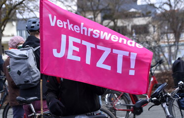 Rote Fahne auf einer Fahrrad-Demo: 
