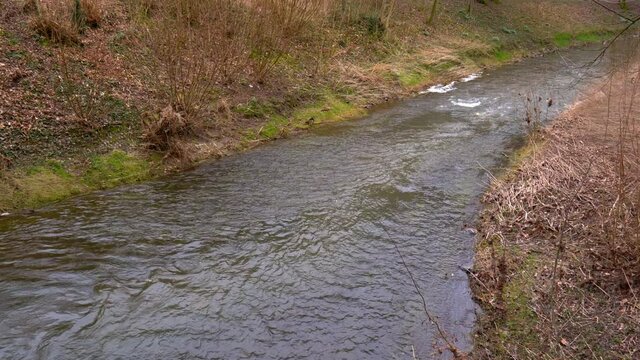 Bach, Wasserfall im Park, Wald im Fr&uuml;hling