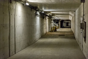 アクアライン海底トンネルの緊急避難通路（東京湾）