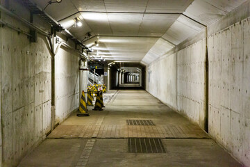 アクアライン海底トンネルの緊急避難通路（東京湾）