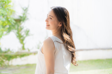 若い日本人女性　ヘアーケア　ビューティ　イメージ