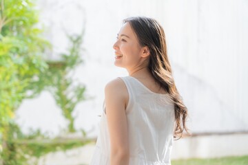 若い日本人女性　ヘアーケア　ビューティ　イメージ