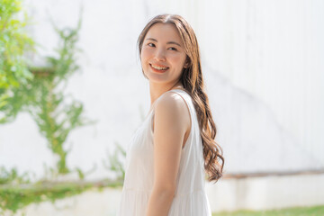 若い日本人女性　ヘアーケア　ビューティ　イメージ