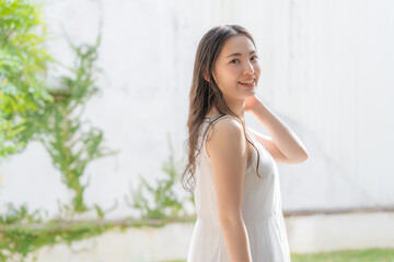 若い日本人女性　ヘアーケア　ビューティ　イメージ
