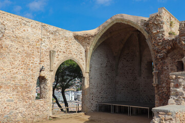 Espagne - Costa Brava - Tossa de Mar - Restes de l'ancienne &eacute;glise Saint-Vincent en haut de la colline