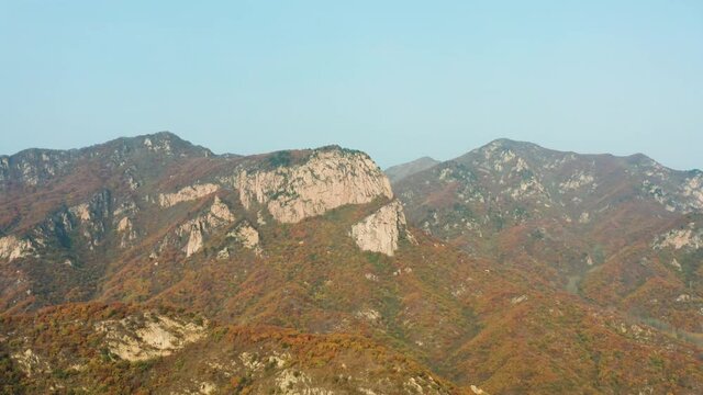 Aerial photos of mountains, clear sky and colorful woods in Labagoumen scenic area of Beijing in autumn
