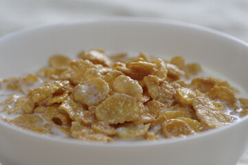 白い食器に入ったコーンフレーク