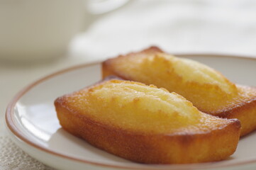 皿に乗ったフィナンシェ（焼き菓子）