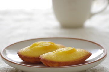 皿に乗ったマドレーヌ