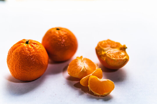 mandarinas sobre un fondo blanco