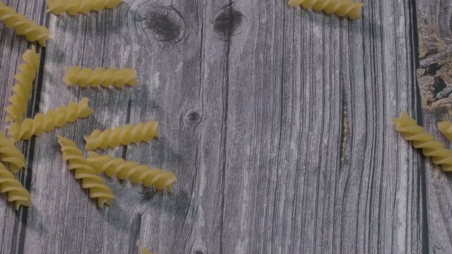 Espagueti italino en fondo de madera