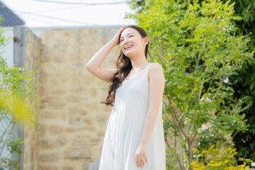 白いワンピースを着た若い日本人女性