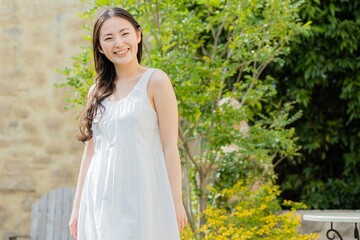 Naklejka premium 白いワンピースを着た若い日本人女性