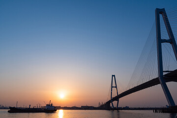 Obraz premium 夕暮れの名港トリトン