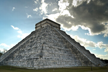 Piramide de Chichén Itzá con fondo de nubes en México - obrazy, fototapety, plakaty