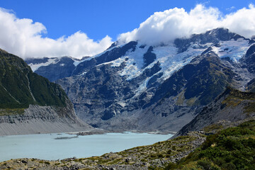 Plakat spectacular view of rugged mountain peaks and a glacial lake along the hooker valley track on a sunny summer day, near mount cook village, on the south island of new zealand