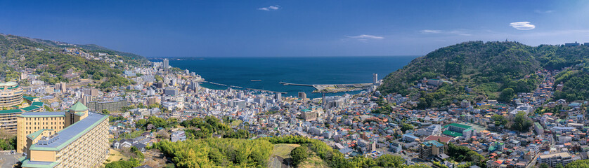 Naklejka premium 静岡県・高台から望む熱海の風景 パノラマ