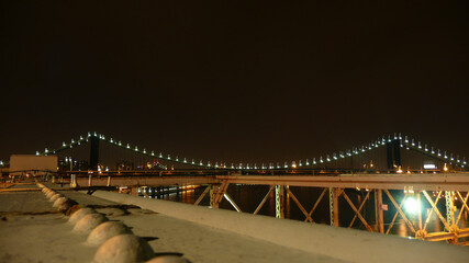Vista nocturna de puente a otro puente en Nueva York