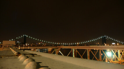 Fototapeta premium Vista nocturna de puente a otro puente en Nueva York