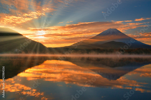 Fototapete 富士山に昇る朝日と太陽光線合成 Fototapeten San724 Fototapete 富士山に昇る朝日と太陽光線合成 Fototapeten San724