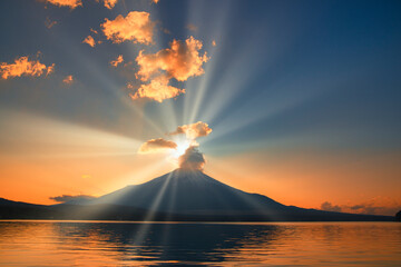 富士山に沈む夕日と太陽光線合成