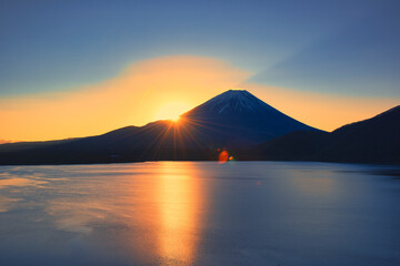 富士山に沈む夕日と太陽光線合成