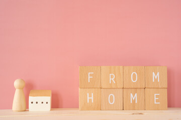 在宅ワーク｜「FROM HOME」と書かれた積み木と、家と人のオブジェ