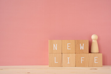 新生活｜「NEW LIFE」と書かれた積み木と人型の木のオブジェ