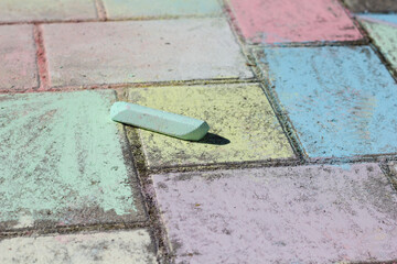 Gr&uuml;ne Malkreide auf bemaltem Pflastersteinen