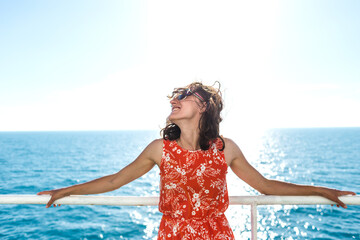 A woman is sailing on a cruise ship - obrazy, fototapety, plakaty