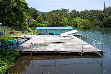 Fototapeta na wymiar 緑に囲まれた湖とボート乗り場