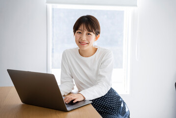 パソコンをする女性