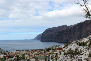 Obraz premium Houses on the rocky coast of Tenerife with black sand on the beach