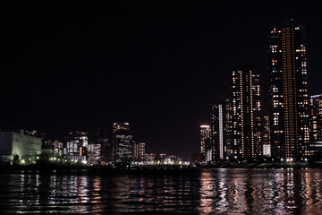 Obraz premium 川沿いのマンション群