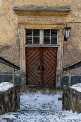 Eingang eines alten verlassenen Fachwerkhauses