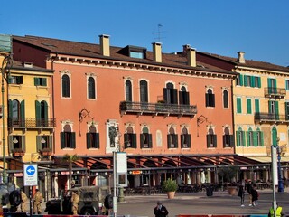 Fototapeta na wymiar Piazza Bra, o più semplicemente la Bra, è la più grande piazza di Verona, situata nel suo centro storico