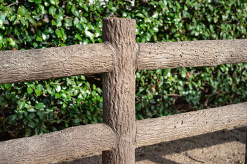 設置されたコンクリート製擬木の柵を左斜め前から