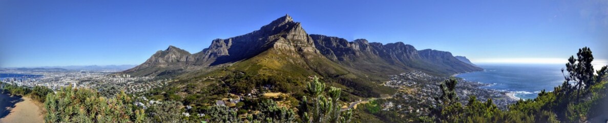 Fototapeta premium panoramic view of cape town, table mountain and camps bay 