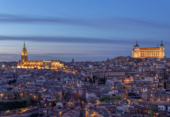 Fototapeta na wymiar panoramica al atardecer de la ciudad de Toledo (España)