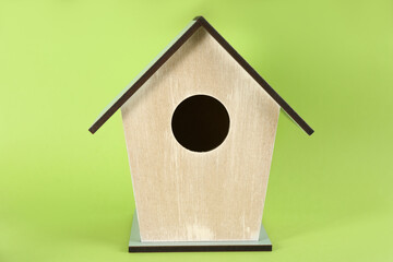Obraz na płótnie Canvas Beautiful wooden bird house on green background