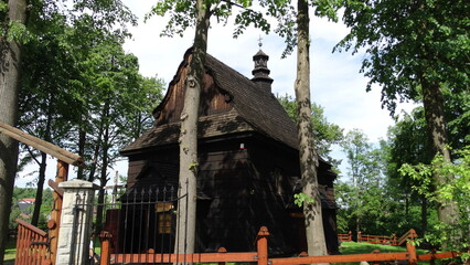 Fototapeta na wymiar Kościół w Szymbarku w Małopolsce, szlak architektury drewnianej, zabytek sakralny