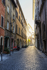 Fototapeta na wymiar Rue pavée dans le centre historique de Rome