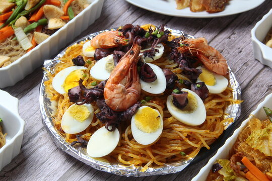Freshly cooked Filipino food called Pancit Malabon