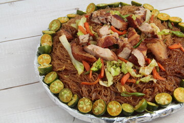 Freshly cooked Filipino food called Pancit Bihon