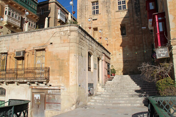 Fototapeta na wymiar ancient buildings (habitation) in valletta in malta 